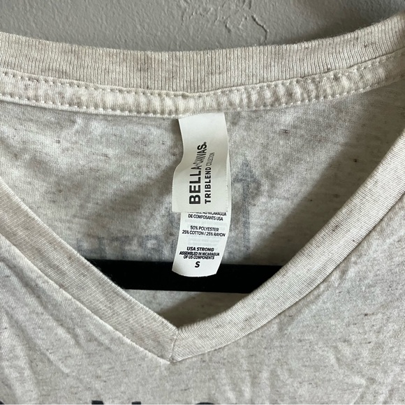 Women’s Size Small Wisconsin Graphic Tee - Picture 3 of 4